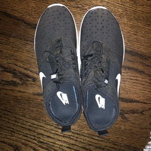 Black nike size 9 shoes